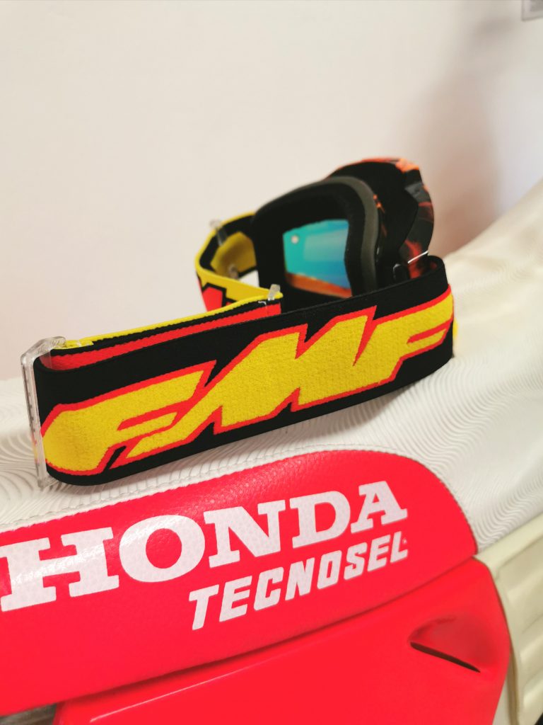 Concours Instagram Oh Motos, gagne un Masque FMF Powerbomb Spark posé sur la selle d'une Honda CR 125