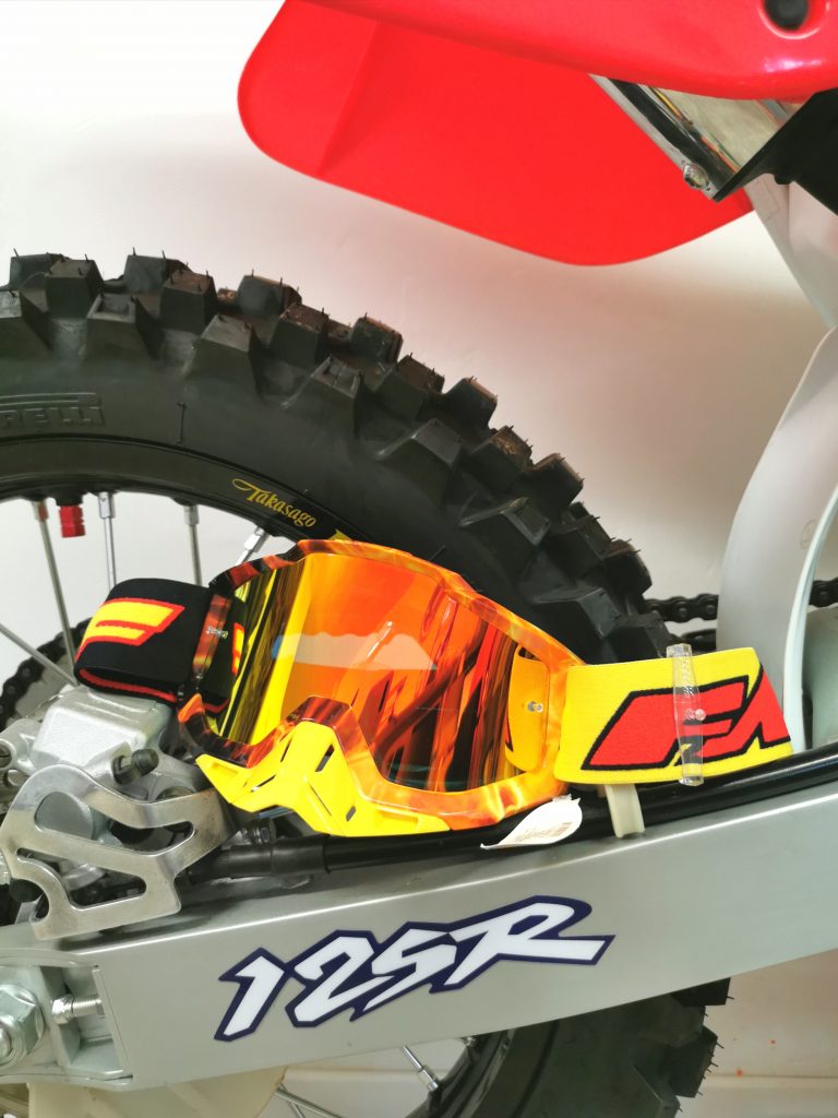 Concours Instagram OH MOTOS, Gagne un Masque FMF Powerbomb Spark posé sur le bras oscillant d'une moto Honda CR 125