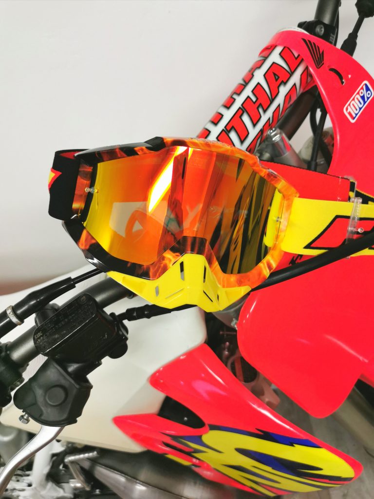 Concours Instagram OH MOTOS, Gagne un Masque FMF Powerbomb spark posé sur le guidon d'une moto Honda CR 125 